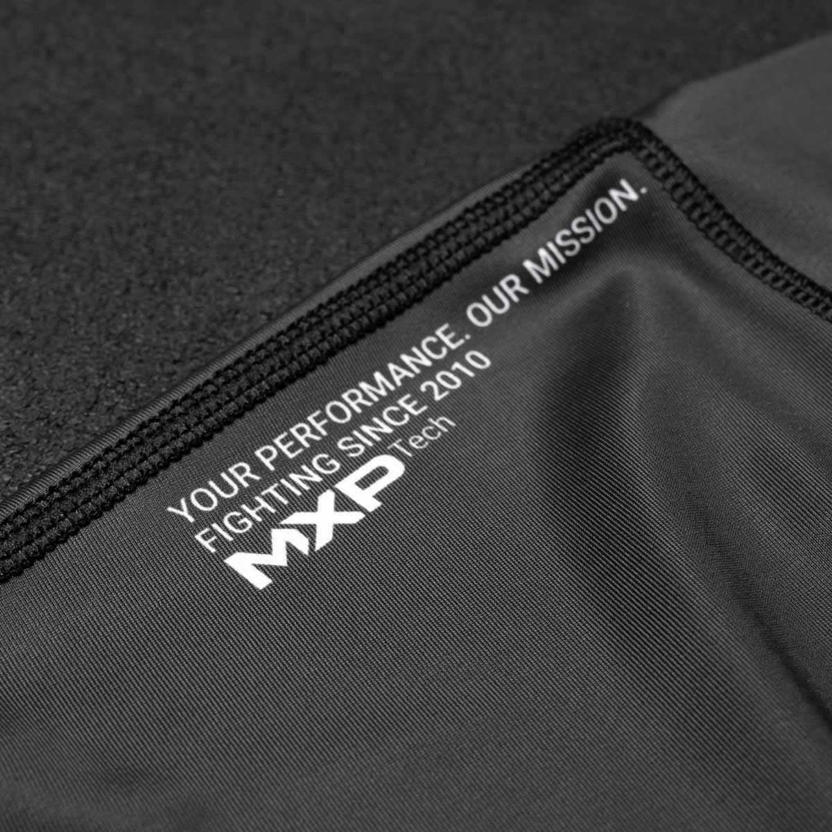 Phantom Ringertrikot Apex in der Farbe Schwarz. Ideal für dein Ringer Training. In hervorragender Passform und Haltbarkeit. Seit 2010 die Nummer 1 im Kampfsport.
